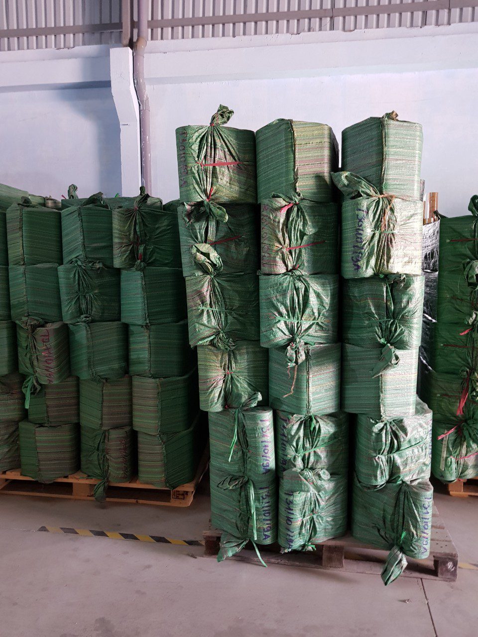 băng keo dán thùng giá khuyến mãi 6800đ/cuộn