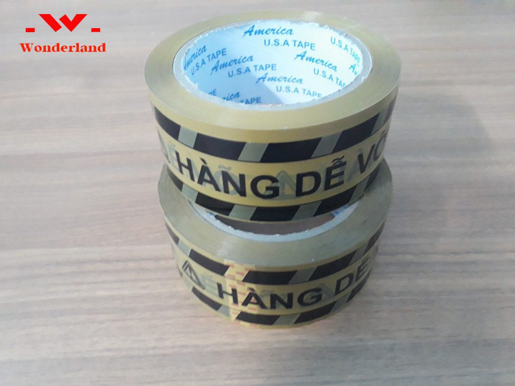 Băng keo in chữ cảnh báo tại Wonderland