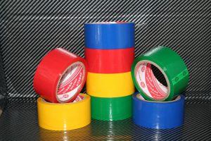 So sánh băng keo trong và băng keo màu