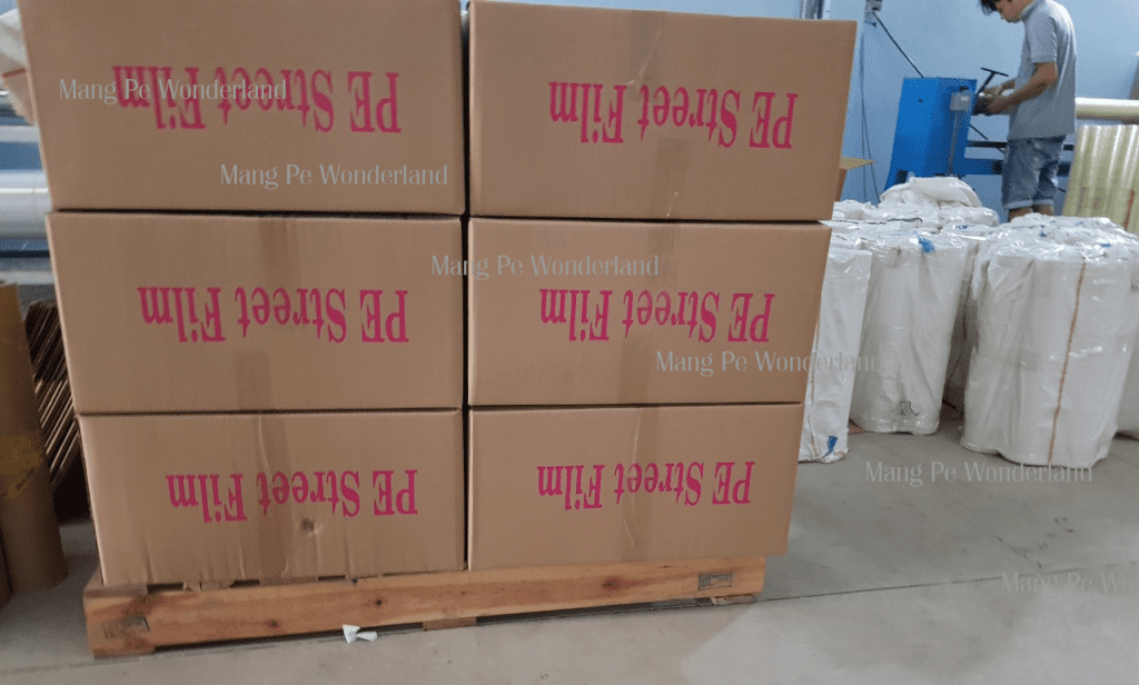 Những thùng chứa màng PE trước khi vận chuyển